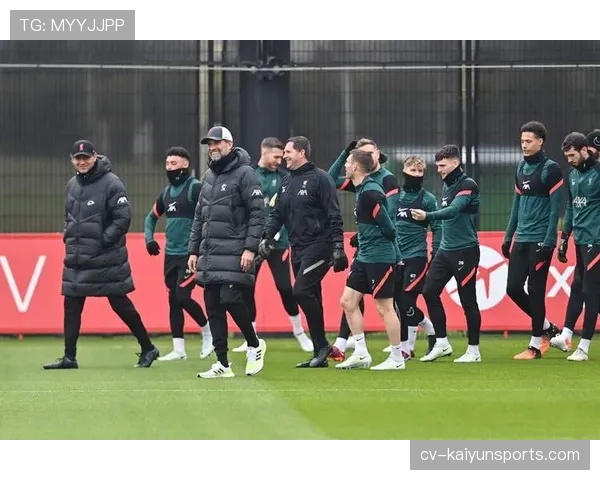 特写:萨拉赫在利物浦梅尔伍德训练基地指导青训球员 特写:萨拉赫在利物浦梅尔伍德训练基地指导青训球员